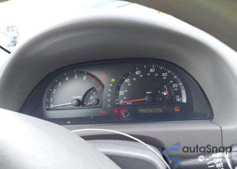 2002 Toyota Camry Le z USA, uszkodzony, nr VIN 4T1BE32K32U507279